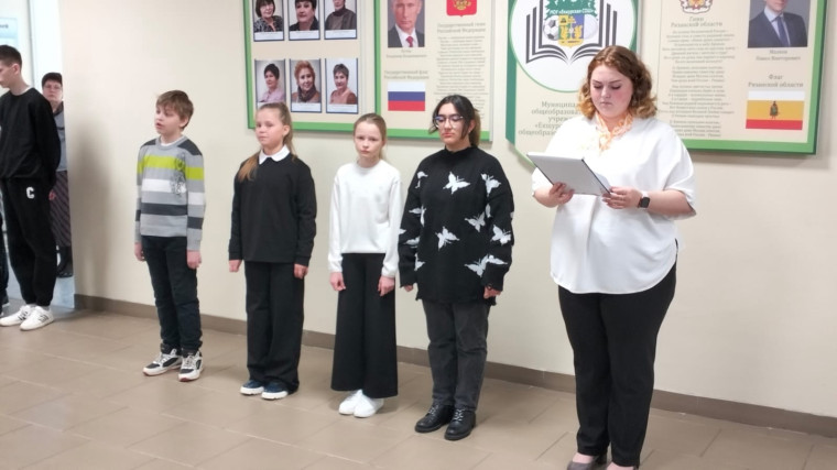 Новая учебная четверть в нашей школе началась с общешкольной линейки.